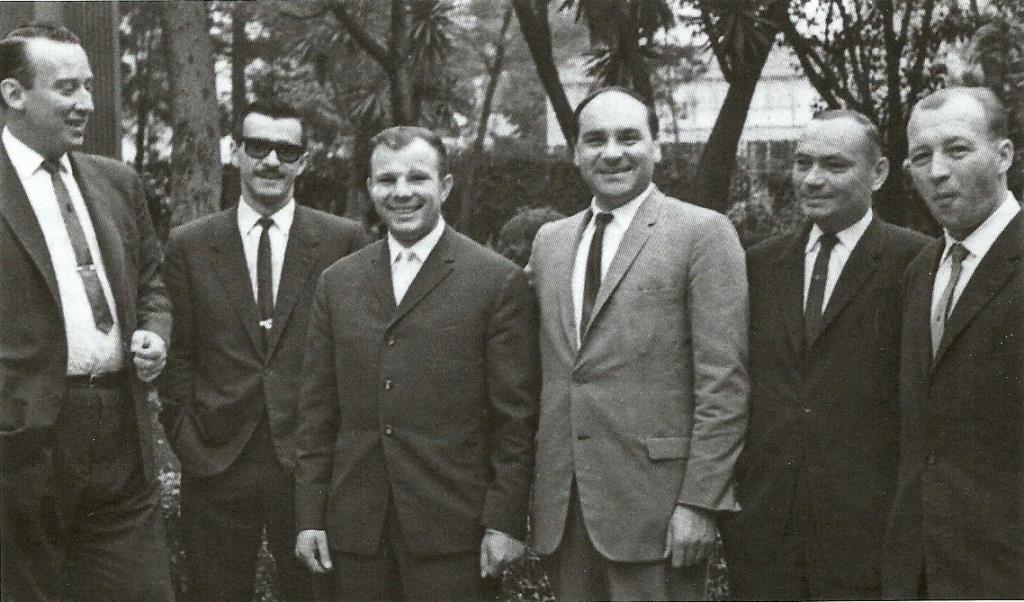 Олег Нечипоренко (2-й слева) и Юрий Гагарин во время визита Ю. Гагарина и В. Терешковой в Мексику. Октябрь. 1963 год