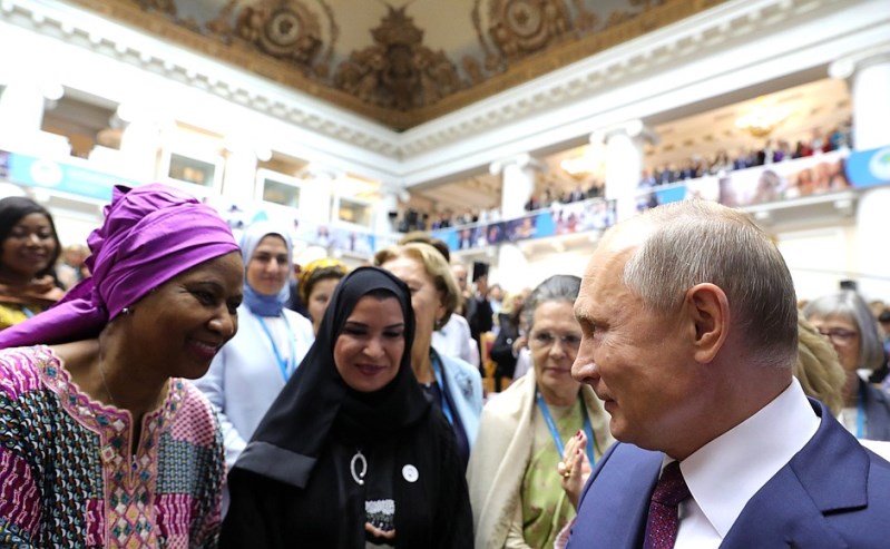Путин с участниками пленарного заседания Второго Евразийского женского форума