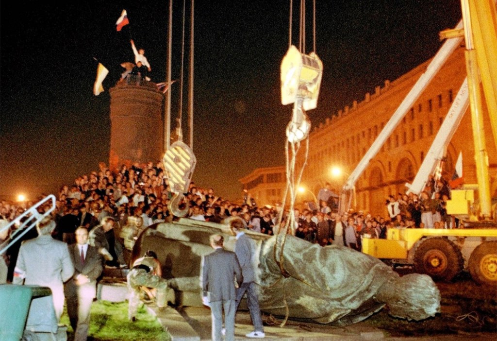 Москва-1991. Беснующиеся толпы либерастов сносят памятники