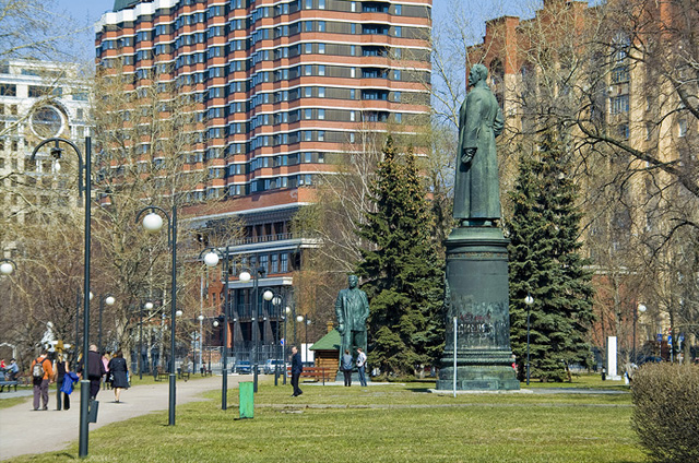 Памятник Дзержинскому в парке «Музеон» на Крымской набережной